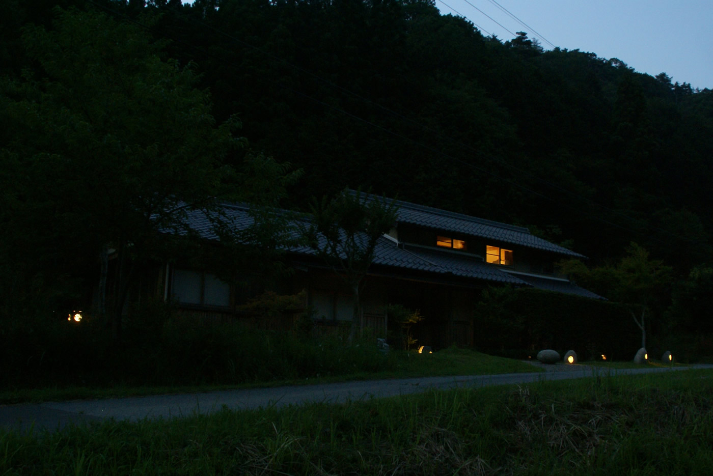 夜のお庭を照らす〈石のあかり〉